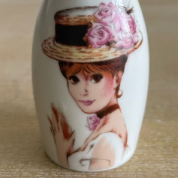 Vintage Retro Bud Vase - Audrey Hepburn-esque - Picture 9 of 9